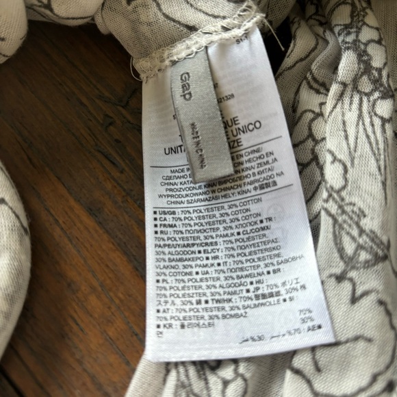 Gap size OS bundle of four infinity scarves - Picture 8 of 16